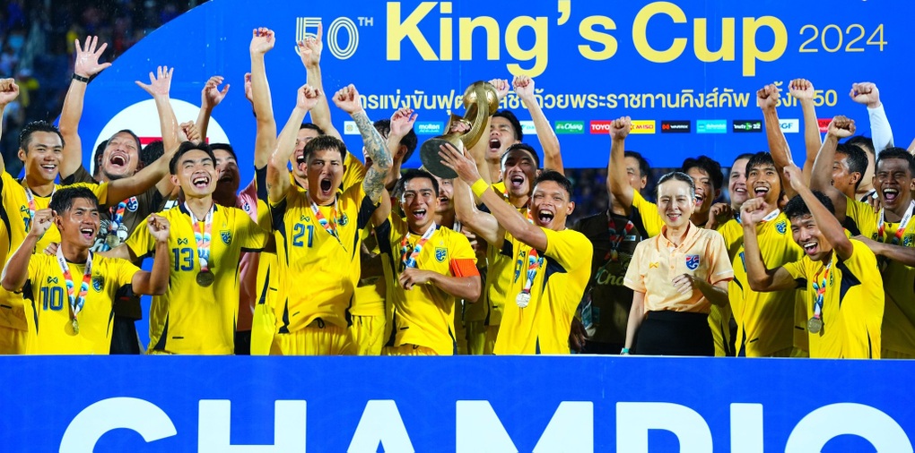 Madam Pang thưởng lớn cho đội tuyển Thái Lan sau ngôi vô địch Kings Cup - 1 Madam Pang thưởng lớn cho đội tuyển Thái Lan sau ngôi vô địch Kings Cup - 1