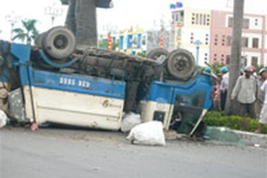 Xe chở rác lật ngửa giữa đường