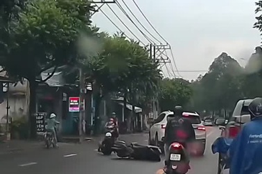 Người đi xe máy ngã đập đầu vì phanh gấp tránh ô tô sang đường