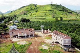 Vụ “tuýt còi” xây nhà rông dưới chân núi lửa: Tỉnh yêu cầu tháo dỡ