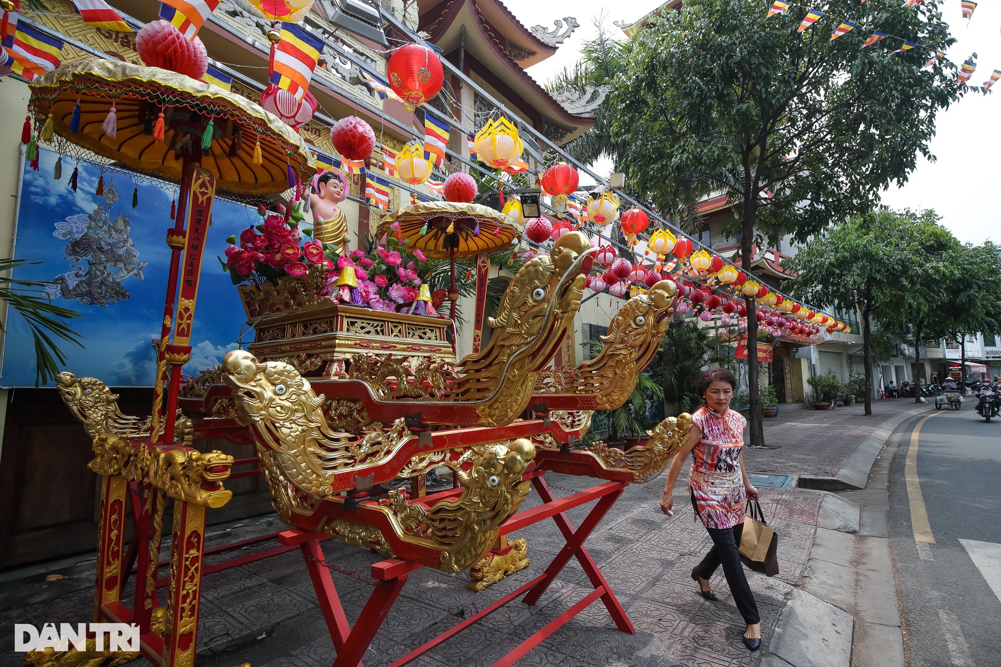 Đường phố, chùa chiền ở TPHCM trang hoàng mừng lễ Phật đản - 4