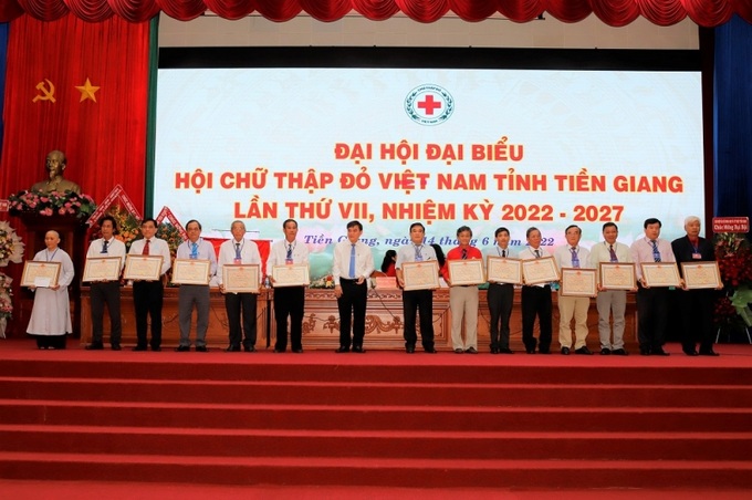 Tặng bằng khen của UBND tỉnh cho các cá nhân xuất sắc.