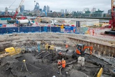 Bộ xương bí ẩn mang bốt da dưới lòng sông Thames