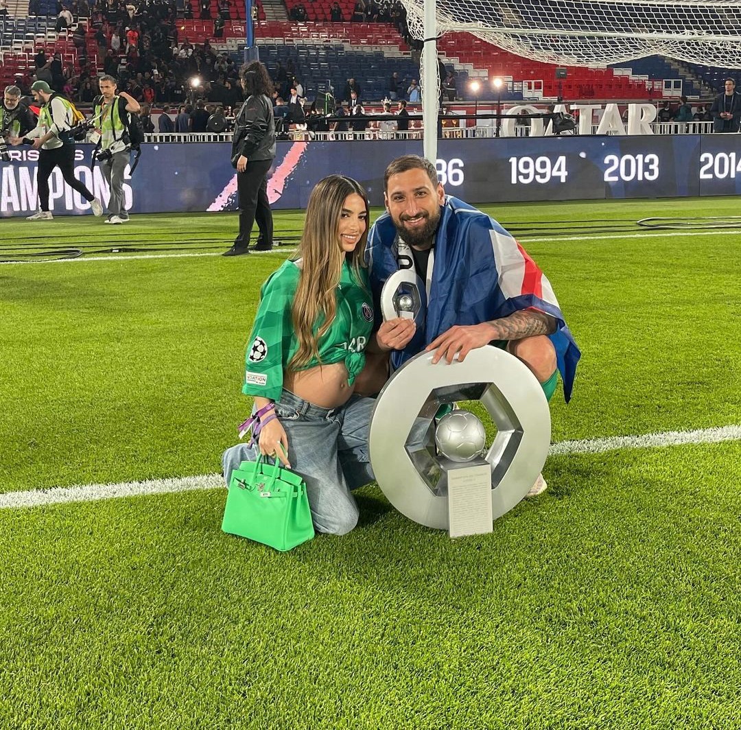Alessia Elefante đang có thai con đầu lòng với thủ môn tuyển Ý - Gianluigi Donnarumma. Trong một lần đến sân bóng ủng hộ chồng thi đấu, cô mang túi Birkin màu xanh đồng điệu cùng màu sắc của chiếc áo mặc trên người (Ảnh: @alessiaelefante).