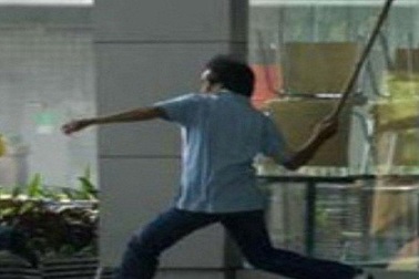 Bố bị con trai vác cuốc đánh vì ngăn "nghịch tử" nẹt pô