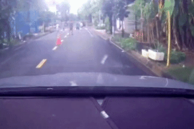 Nhóm người giăng lưới đánh cầu lông giữa đường, cầm dao dọa tài xế ở TPHCM