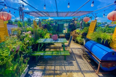 Cặp vợ chồng tái chế đồ cũ, làm "resort thu nhỏ" trên sân thượng ở Đắk Lắk