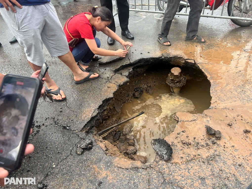 Vụ ô tô sụp hố ở Hà Nội: Tài xế kể phút bánh xe kẹt giữa đường - 3