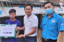 Bạn đọc giúp gia đình chàng trai cụt cánh tay hơn 130 triệu đồng