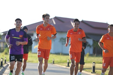 Tuyển thủ Việt Nam chạy bộ thư giãn ở khách sạn 5 sao