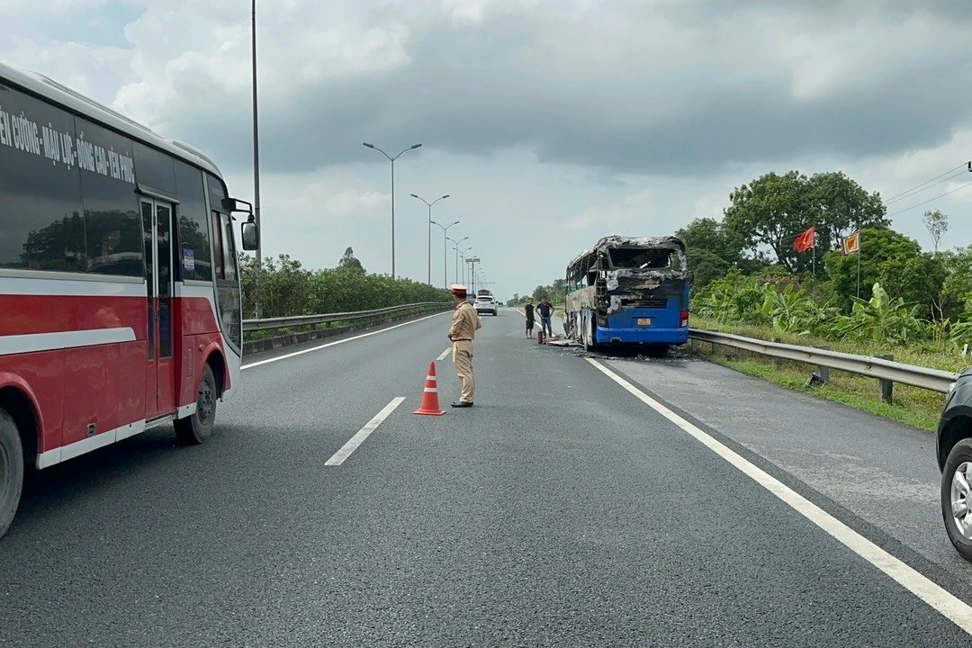 ہائی وے پر مسافر کار میں آگ بھڑک اٹھی - 2 Ô tô khách bốc cháy ngùn ngụt trên cao tốc - 2