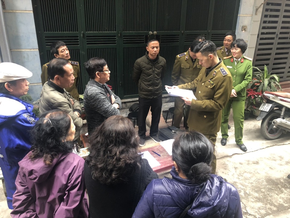 Hà Nội: Đột kích ngôi nhà thuê, thu giữ cả kho thuốc lá lậu - 2 Hà Nội: Đột kích ngôi nhà thuê, thu giữ cả kho thuốc lá lậu - 2