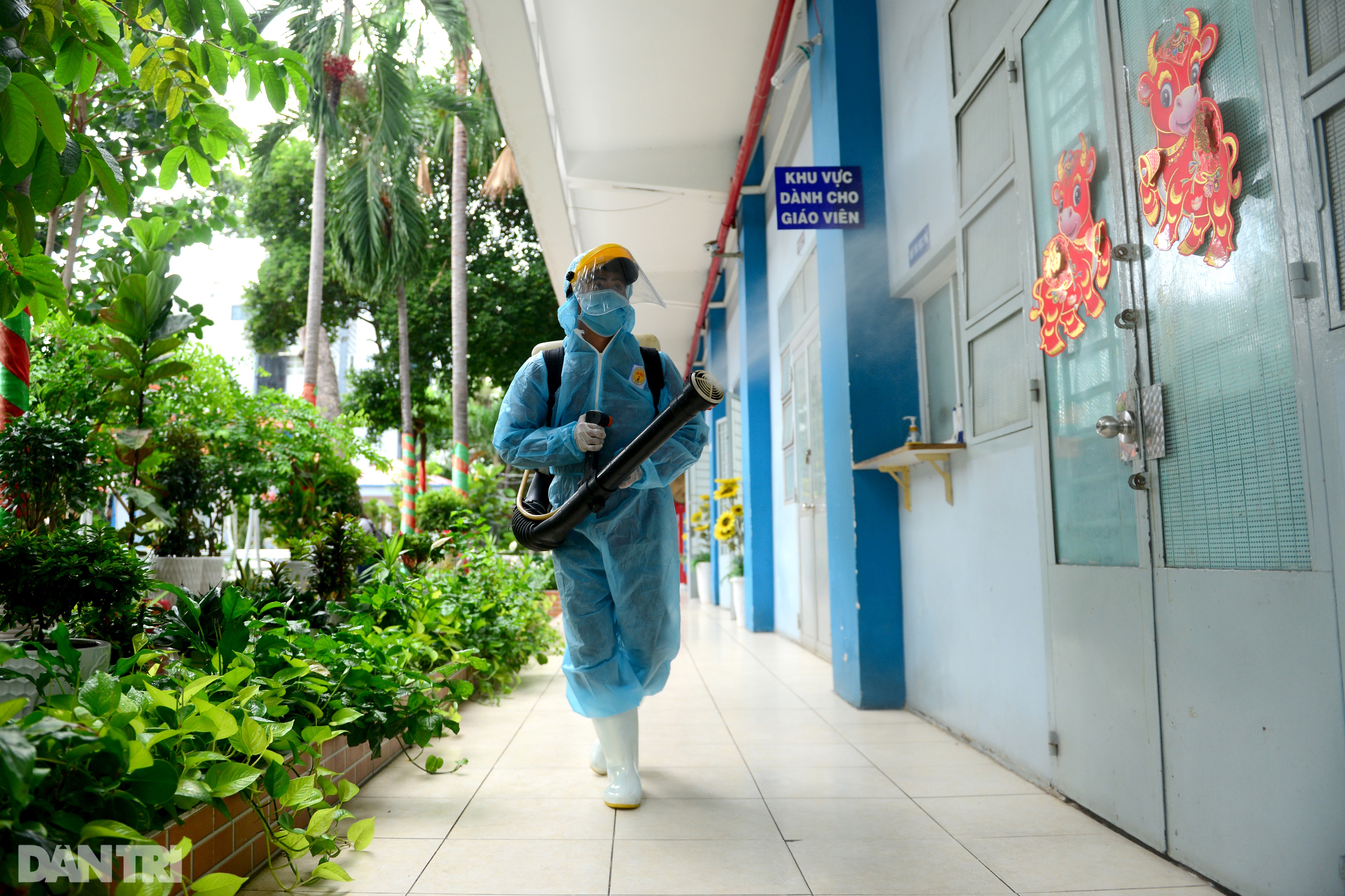 Phun khử khuẩn, đảm bảo an toàn cho điểm thi có gần 500 thí sinh ở TPHCM - 2 Phun khử khuẩn, đảm bảo an toàn cho điểm thi có gần 500 thí sinh ở TPHCM - 2