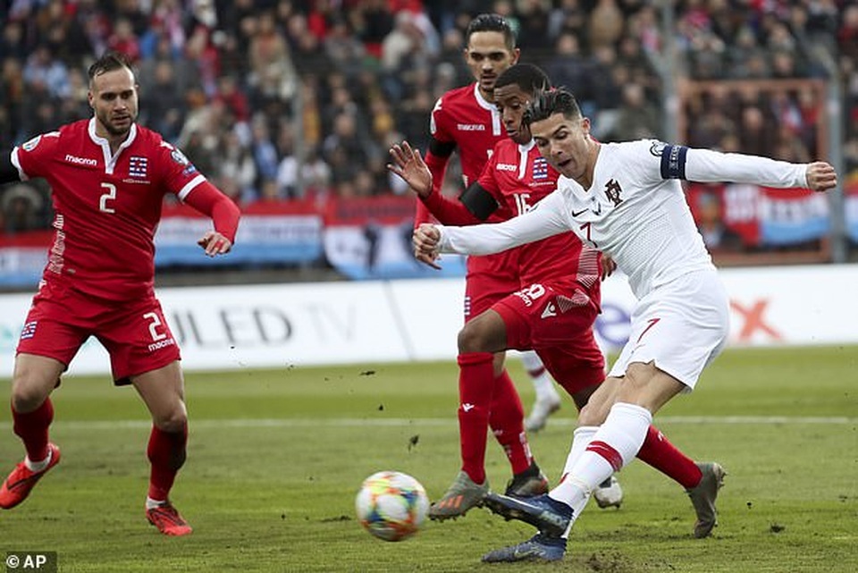 C.Ronaldo ghi bàn thứ 99, Bồ Đào Nha giành vé dự Euro 2020 - 7 C.Ronaldo ghi bàn thứ 99, Bồ Đào Nha giành vé dự Euro 2020 - 7