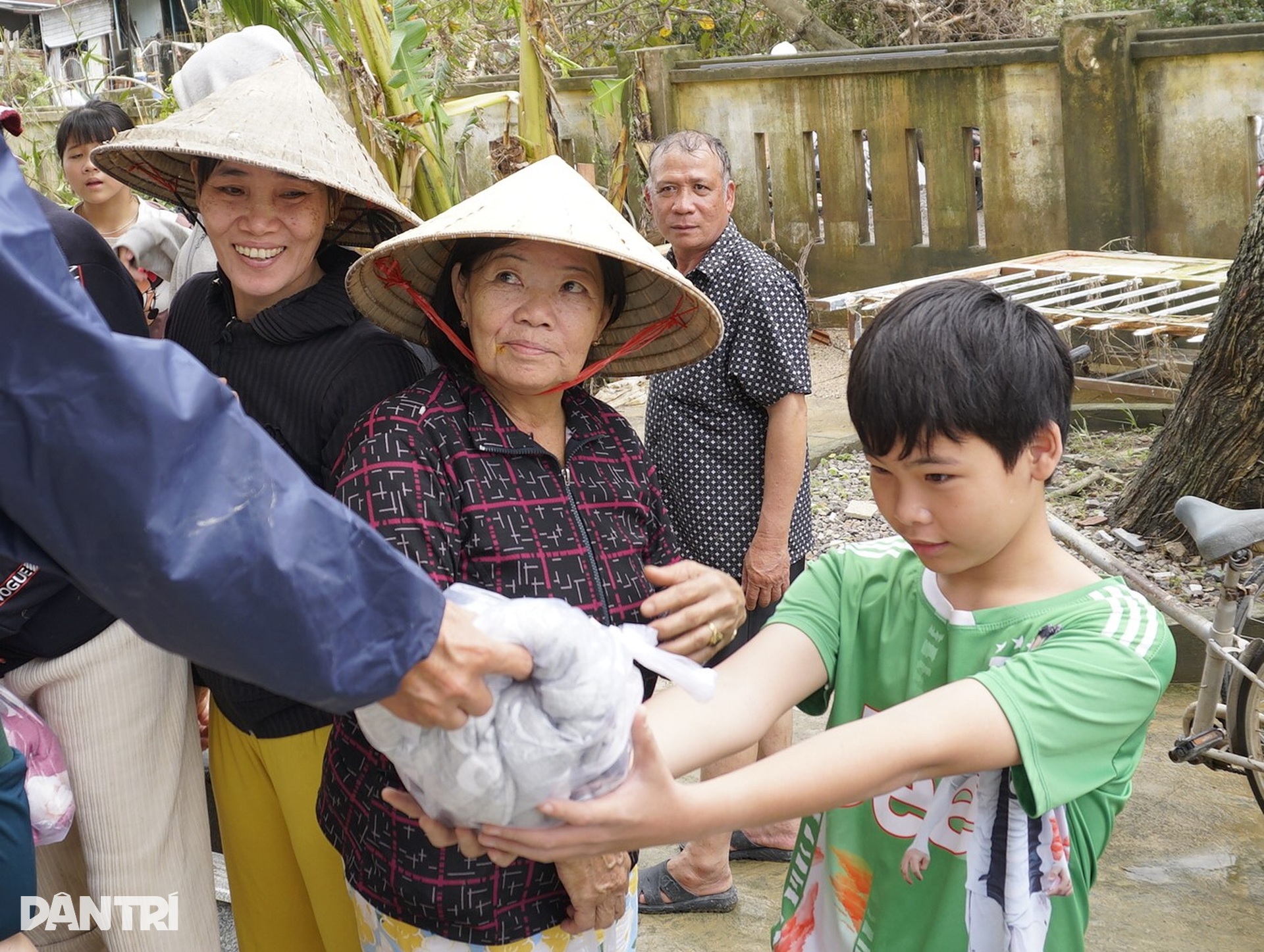 Người phụ nữ nghèo bật khóc vì 6 con bò bị lũ dữ cuốn trôi - 11
