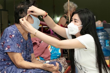 Hoa Hậu Hồng Nhung tặng khẩu trang, thực phẩm cho cụ già và trẻ mồ côi