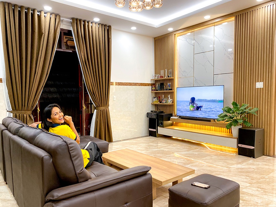 Hoa hậu H’Hen Niê lần đầu tiết lộ căn nhà 2,5 tỷ xây cho ba mẹ ở quê - 9 Hoa hậu H’Hen Niê lần đầu tiết lộ căn nhà 2,5 tỷ xây cho ba mẹ ở quê - 9