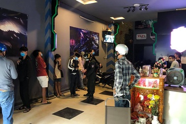 Đà Nẵng: Một tiệm Internet “mở cửa” phục vụ khách, chống lệnh cách ly