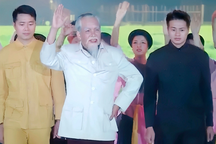 NSND Mạnh Thắng vào vai Bác Hồ gây xúc động trên sân khấu