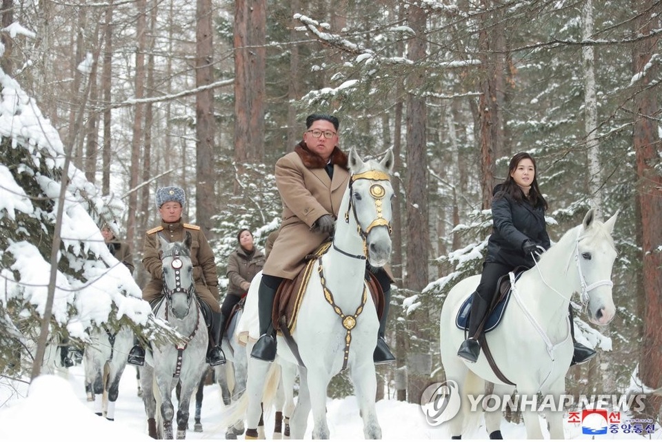 Ông Kim Jong-un và phu nhân cưỡi bạch mã thăm núi thiêng - 2 Ông Kim Jong-un và phu nhân cưỡi bạch mã thăm núi thiêng - 2