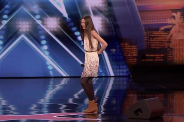 Cô bé nhút nhát có giọng hát nổi loạn nhận nút vàng