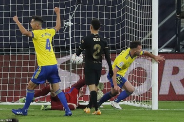 Barcelona thua sốc ngay trên sân của Cadiz