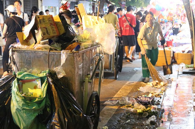 Hình ảnh phố Hàng Mã ngập trong rác sau đêm Trung thu - Ảnh 13.