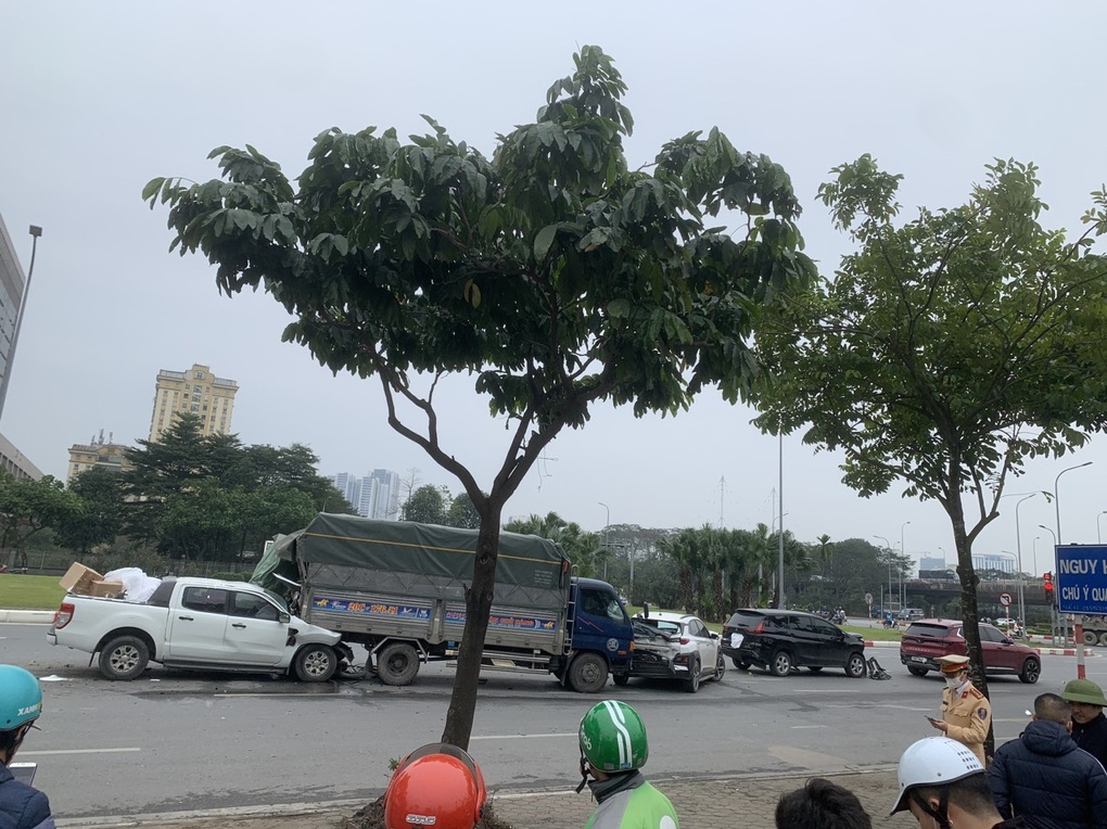 Hà Nội: Sáu ô tô đâm dồn toa trên phố - 3