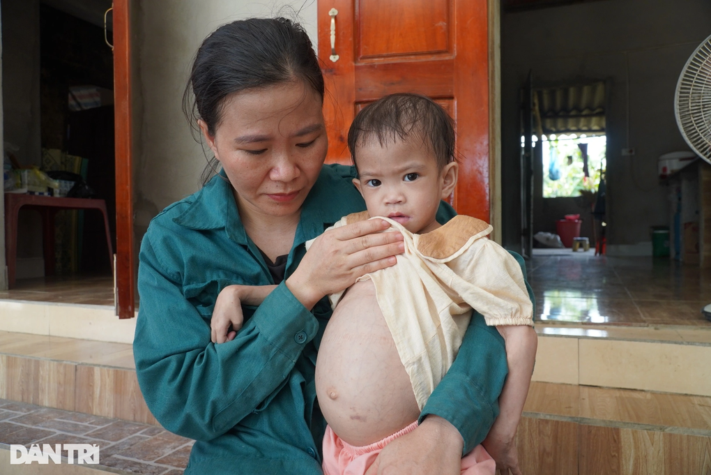 Con đầu 4 tuổi đứng không vững, con út nằm lồng kính, cha mẹ nghèo kiệt quệ - 2 Con đầu 4 tuổi đứng không vững, con út nằm lồng kính, cha mẹ nghèo kiệt quệ - 2