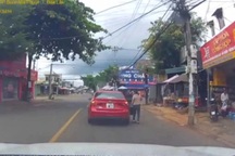 Xác minh clip ô tô "vô tư" dừng giữa đường phố
