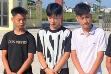 Khởi tố 12 thanh niên mang hung khí đi xe máy "thanh toán" nhau trên phố