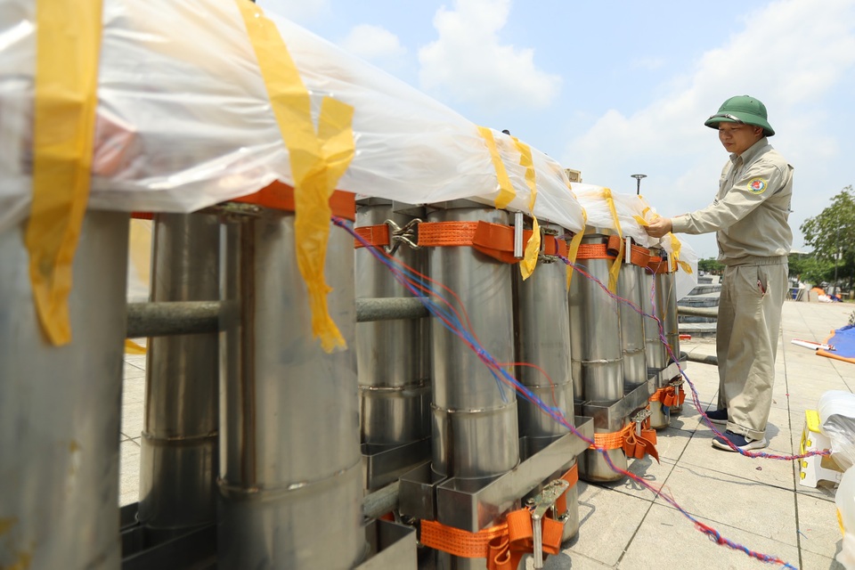 Cận cảnh trận địa pháo hoa tầm cao sẵn sàng khai hỏa dịp Giỗ Tổ Hùng Vương - 9 Cận cảnh trận địa pháo hoa tầm cao sẵn sàng khai hỏa dịp Giỗ Tổ Hùng Vương - 9