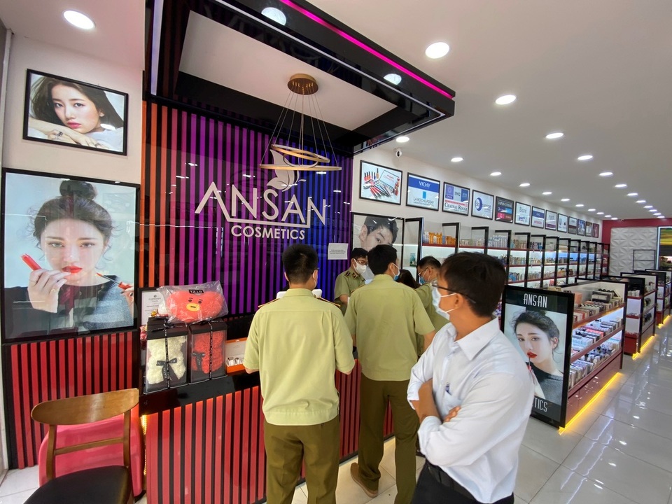 Phát hiện lô mỹ phẩm khủng nghi nhập lậu, giả mạo ở chuỗi Ansan Cometics - 1 Phát hiện lô mỹ phẩm khủng nghi nhập lậu, giả mạo ở chuỗi Ansan Cometics - 1