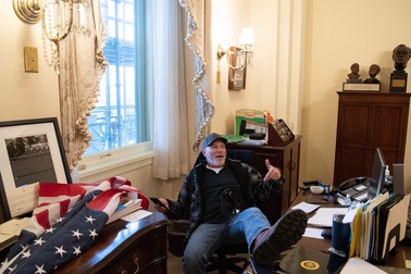 Máy tính chứa thông tin "nhạy cảm" bị đánh cắp trong bạo loạn ở quốc hội Mỹ