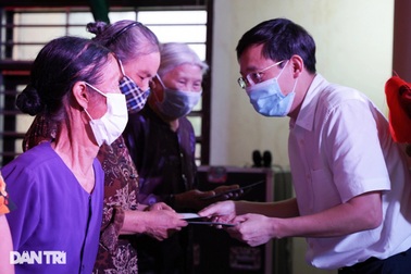 Báo Dân trí tặng quà tri ân 50 gia đình tại xã có 16 Mẹ Việt Nam anh hùng