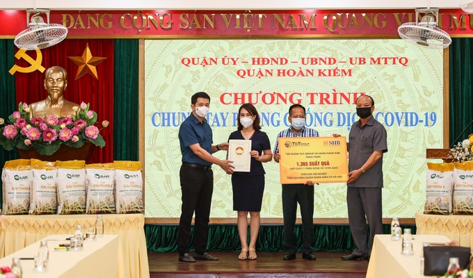 Hà Nội tiếp nhận gần 4 tỷ đồng ủng hộ chương trình Chung tay phòng chống dịch Covid-19 - Ảnh 1.