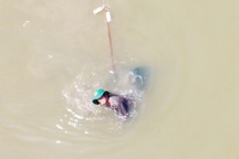 Kiếm tiền triệu mỗi ngày nhờ săn loài vật sống dưới đáy đầm Thị Nại