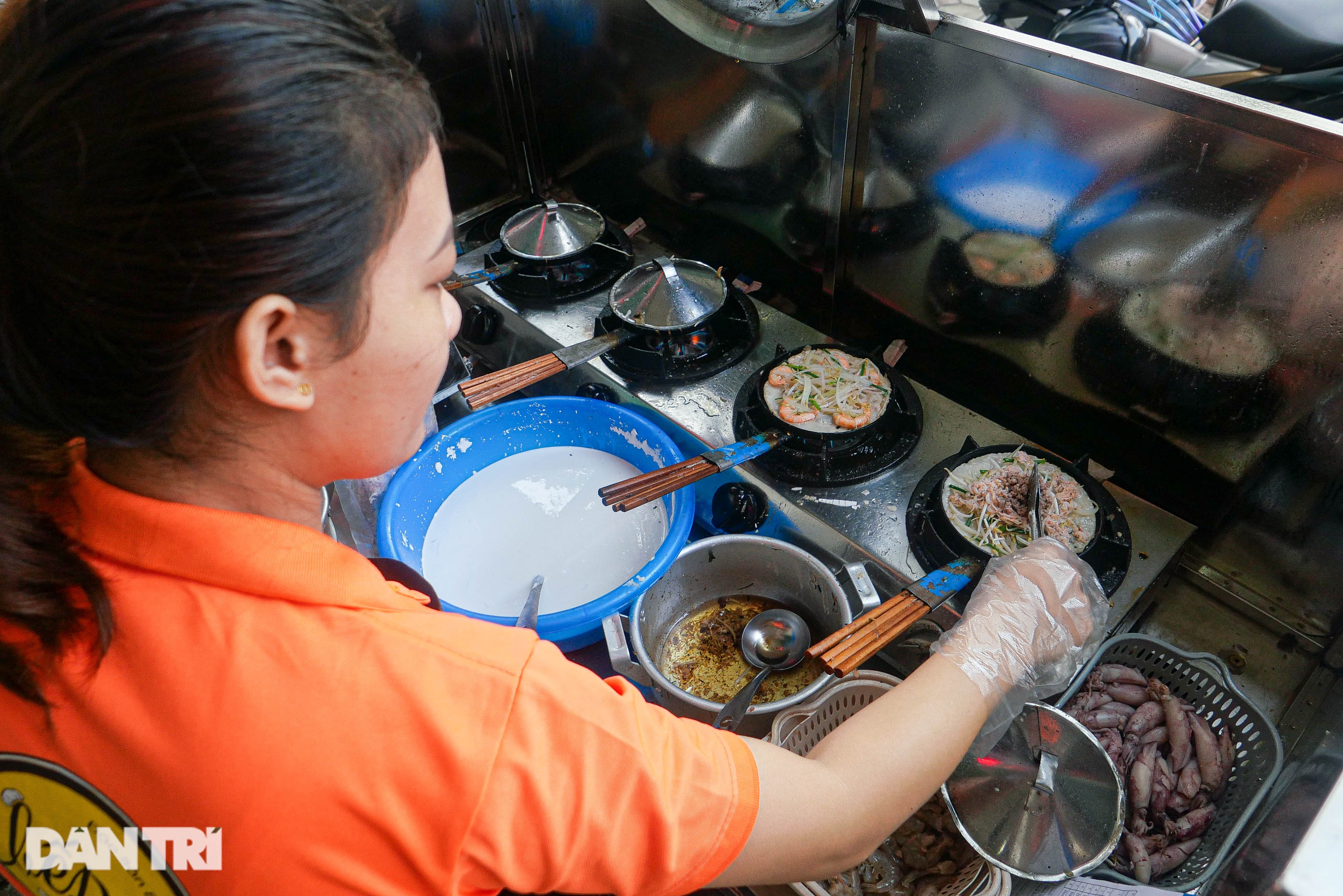Quán bánh xèo tôm nhảy Bình Định, ngày bán hơn 500 chiếc ở Thủ đô - 3 Quán bánh xèo tôm nhảy Bình Định, ngày bán hơn 500 chiếc ở Thủ đô - 3