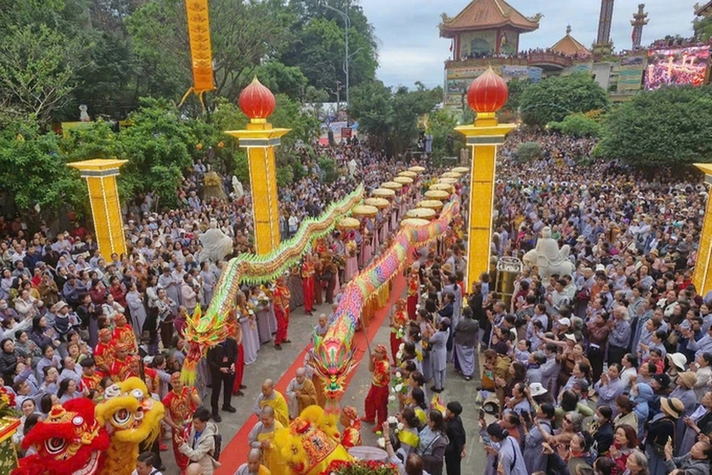 Hàng nghìn người chen chân chiêm bái tại lễ hội Quán Thế Âm Đà Nẵng - 1 Hàng nghìn người chen chân chiêm bái tại lễ hội Quán Thế Âm Đà Nẵng