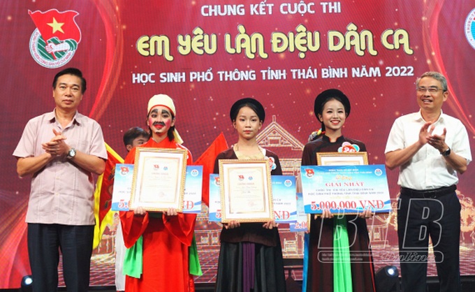 Trao giải nhất cho các thí sinh.