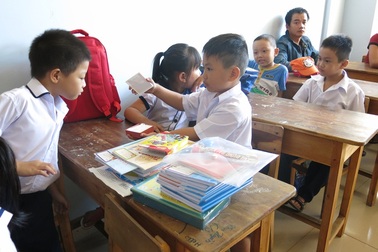 Trẻ học trong... ký túc xá, phụ huynh vô cùng lo lắng