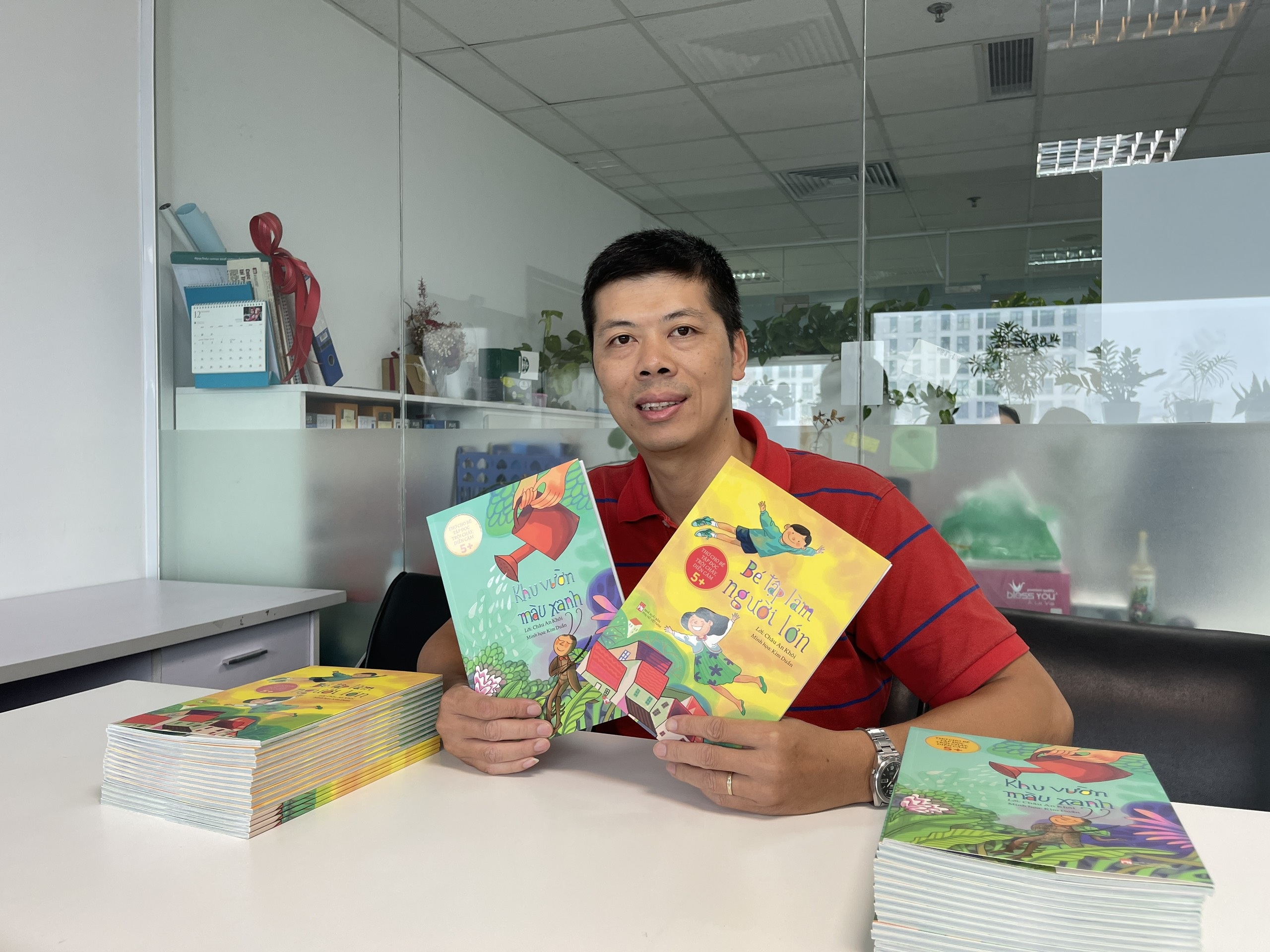 ហាណូយឪពុកកូនបីតែងកំណាព្យកុមារ កែច្នៃដែកអេតចាយជារបស់ក្មេងលេង - ៣ Ông bố 3 con Hà Nội sáng tác thơ thiếu nhi, tái chế đồng nát thành đồ chơi - 3