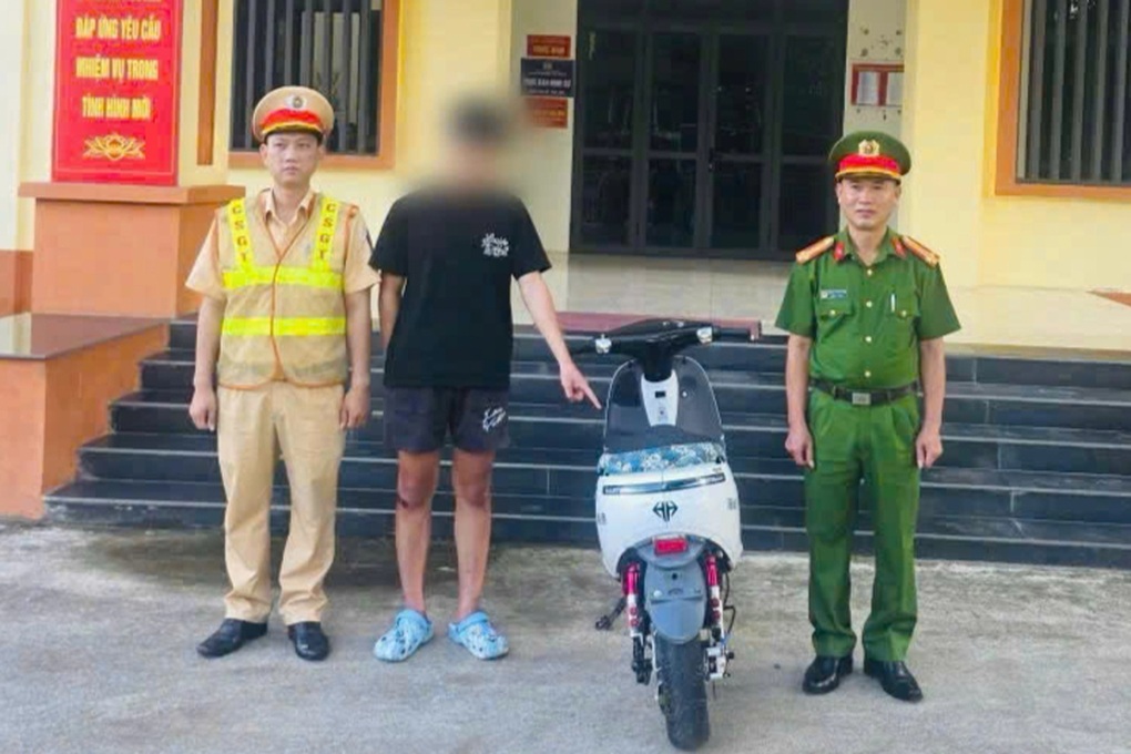 Nam thanh niên bốc đầu xe máy điện, đăng video lên TikTok - 1