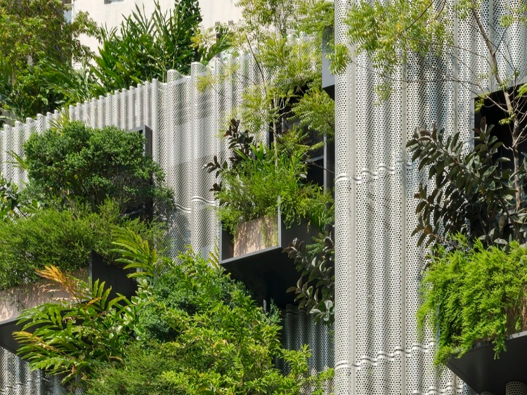 Những ban công xanh được bổ sung bên ngoài khách sạn. Hàng chục chậu cây được đặt trên các khung thép nhẹ, lắp xen kẽ trên tường.