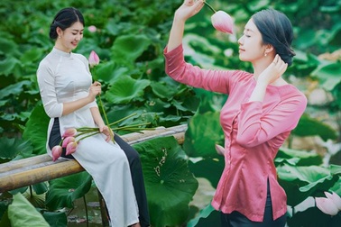 Nữ sinh Ngoại thương e ấp bên sen đầu mùa