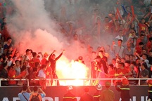 Bóng đá Việt Nam từng suýt bị trừ điểm và cấm thi đấu sân nhà vì pháo sáng