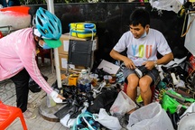 Thợ sửa giày vỉa hè "tá hỏa" vì tân trang đồ có giá tới... 23.000 USD