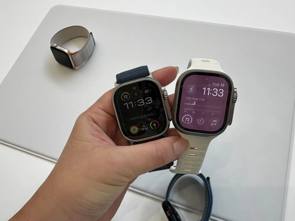 Apple vẫn giữ nguyên kiểu thiết kế trên Apple Watch Ultra 2, do đó sự nâng cấp chủ yếu đến từ bên trong (Ảnh: The Verge). Apple vẫn giữ nguyên kiểu thiết kế trên Apple Watch Ultra 2, do đó sự nâng cấp chủ yếu đến từ bên trong (Ảnh: The Verge).
