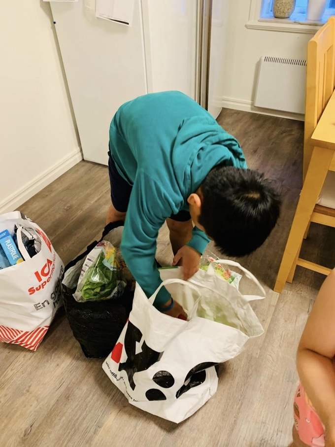 Con sẽ phân loại đồ ăn vào từng ngăn theo sự hướng dẫn của mẹ.