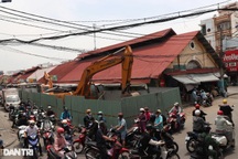 Người dân than trời, giao thông "chết đứng" vì lô cốt án ngữ giữa đường